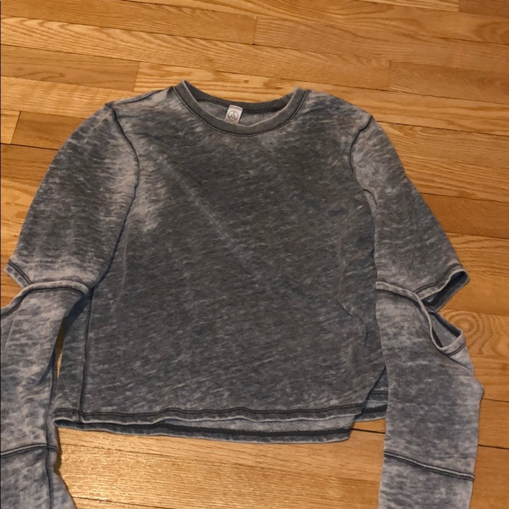 Elbow cut-out shirt